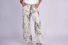Jean tiro alto de algodón denim color celeste, con cuatro bolsillos, cierre de botón y cremallera, y diseño de pierna recta.