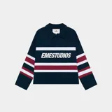 Buzo tipo polo de manga larga con diseño a rayas horizontales en blanco y bordó sobre base azul marino. Presenta el nombre de la marca estampado en el frente y cuello camisero.