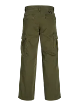 Pantalón cargo de corte amplio y pierna ancha, color verde oliva. Presenta bolsillos laterales tipo cargo, bolsillos delanteros y traseros, con cierre de cremallera y tejido de sarga resistente.