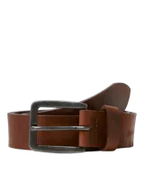 Cinturón de cuero color marrón (mocha bisque) con hebilla metálica de estilo envejecido.