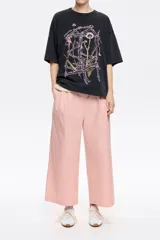 Pantalón tobillero de algodón color rosa pálido, de corte recto y ancho, con pinzas delanteras y cierre frontal oculto.