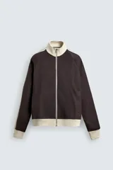 Sudadera de corte relajado en color azul marino con cuello alto y cierre frontal de cremallera. Presenta bandas laterales en color crema a contraste que recorren las mangas, puños y bajo en tejido rib, y bolsillos laterales de vivo.