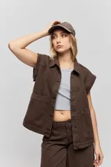 Musculosa de calce ajustado confeccionada en tejido acanalado, con escote redondo y detalle de puntilla en el escote y las sisas.