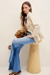 Campera estilo militar color beige, con cierre frontal y bolsillos aplicados en el pecho.