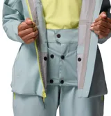 Chaqueta técnica de esquí Columbia Titanium, confeccionada en tejido de tres capas con tecnología Omni-Tech impermeable y transpirable. Presenta capucha integrada compatible con casco, ventilación en axilas, faldón antinieve, codos articulados y múltiples bolsillos funcionales, incluyendo bolsillo para forfait y gafas.