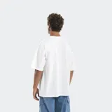 Remera de corte oversize color celeste, con cuello redondo, mangas cortas y costuras decorativas en contraste de color blanco. Presenta logo bordado centrado en el pecho.