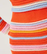 Minifalda tejida a crochet con rayas horizontales de colores contrastantes.