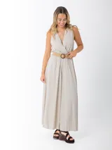 Mono largo de lino italiano color beige, con escote en V y cinto de rafia elastizado incluido y desmontable.