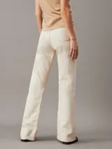 Jeans color crema de corte bootcut, con tiro medio-alto, confeccionados en denim rígido de algodón con un 20% de algodón reciclado.