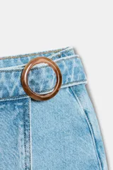 Falda pantalón cruzada de denim en color celeste, con diseño cruzado al frente, cierre frontal oculto y hebilla decorativa redonda en la cintura.