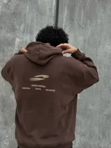 Canguro marrón con capucha ajustable con cordones y bolsillo tipo canguro.