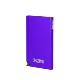 Billetera tarjetero Baleine Card Slider de aluminio color violeta, con mecanismo deslizante y logo de la marca estampado en el frente.
