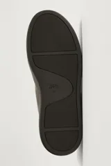 Zapato de cordones de estilo casual, confeccionado en piel con acabado en serraje de color marrón. Presenta detalle de bordón en el empeine, horma redonda y suela de goma a contraste.