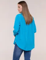 Camisa de satén blanca de la marca Floral & Ivy, con cuello con solapa, cierre frontal de botones, manga larga con puño ancho y bolsillo aplicado en el pecho.