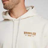 Canguro Wrangler color hueso, de corte regular, con capucha y bolsillo tipo canguro. Estampado frontal con el logo de la marca y el año de fundación.