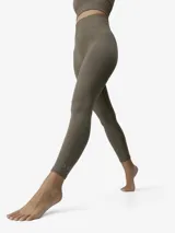Legging largo de tiro alto con diseño moldeador y texturas diferenciadas. Confeccionado en tejido fit_tech con tecnología 3D y refuerzo en la zona de los glúteos.