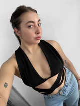 Top negro con escote halter y tiras cruzadas en el abdomen.