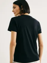 Camiseta de corte ajustado, color negro, con cuello redondo y mangas cortas.