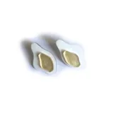 Par de aros colgantes con forma orgánica, hechos en acrílico azul y celeste.