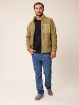 Campera de polar color verde militar, con cierre frontal completo, cuello alto y bolsillo en el pecho con cierre y detalle en tela técnica.