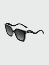Lentes de sol Longchamp con armazón cuadrado bicolor en negro y beige, con patillas onduladas y logo de la marca en el lateral.