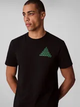 Remera de algodón negro con cuello redondo y mangas cortas. Presenta un diseño gráfico geométrico en forma de pirámide compuesto por las siglas CK en color verde en el pecho.
