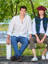 Camisa de hombre azul marino de lino con cuello abotonado y logo bordado en el pecho.