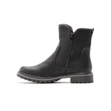 Bota corta de estilo casual, confeccionada en cuero sintético negro con textura granulada. Presenta un diseño de caña media con cierre lateral funcional y suela de goma dentada con detalle de costura visible en el borde.