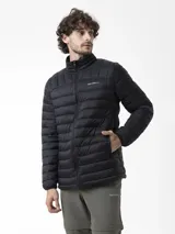 Campera puffer negra con diseño acolchado horizontal, cuello alto y cierre frontal completo. Cuenta con bolsillos laterales con cierre y el logo de la marca estampado en el pecho.