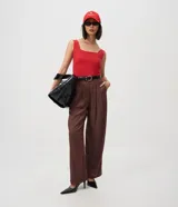 Blusa básica sin mangas marca Cortelle, confeccionada en poliamida, con escote cuadrado y tirantes medianos.