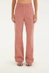 Pantalón largo de tiro alto, con calce medianamente amplio y largo por debajo de los tobillos. Diseño a rayas verticales rojas y blancas.