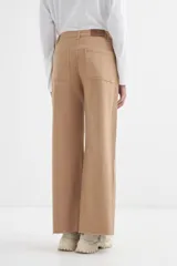 Pantalón de jean negro de corte ancho con terminación desflecada.