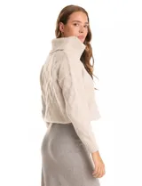 Falda midi de tejido con lurex, color beige, con pretina ancha elastizada y tajo en el ruedo trasero.