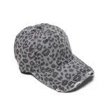 Gorro tipo cap con visera curva, confeccionado en tela gris con estampado animal print de leopardo y detalles de desgaste en el borde de la visera.