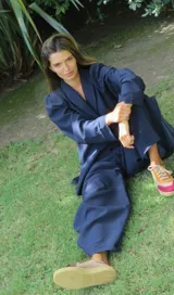 Pantalón de seda de silueta amplia y caída fluida, con cintura limpia y estructura liviana.