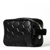 Necessaire Tiffosi de diseño acolchado con patrón hexagonal que simula una pelota de fútbol. Cuenta con cierre superior, asa lateral y detalle de logo metálico.