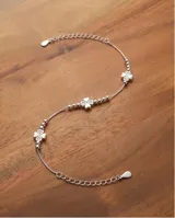 Pulsera de plata 925 con diseño de cadena fina, detalles de cuentas esféricas y un dije central en forma de trébol compuesto por cuatro pequeños corazones, algunos con apliques de circón.