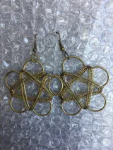 Aros colgantes de bronce con forma de flor, hechos con alambre trenzado.
