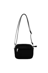 Bandolera negra con cierre superior y bolsillo frontal con cierre. Incluye correa ajustable y un colgante metálico con el logo de la marca.