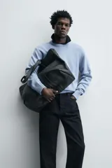 Jersey de punto de cashmere con corte regular, cuello redondo y manga larga. Presenta acabados en rib en cuello, puños y ruedo.