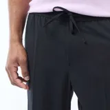 Pantalón de vestir color negro, de corte recto y estilo formal, con cierre frontal y bolsillos laterales.