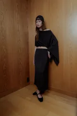 Falda midi negra de seda lavada con textura.