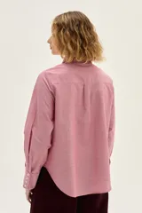 Camisa de algodón a rayas verticales rojas y blancas, con cuello clásico, cierre frontal con botones y bordado de arándanos en el pecho.