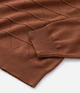 Suéter de punto color marrón con textura geométrica de triángulos en relieve, cuello redondo y mangas largas.