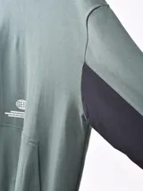Hoodie azul oscuro con capucha, bolsillo frontal tipo canguro y estampado gráfico pequeño en el centro del pecho.