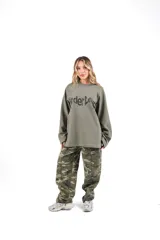 Crewneck de rústico piqué color verde militar con estampado en el frente y la espalda. Mangas ranglan.