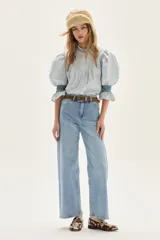 Jean de mujer, modelo pierna recta, en color celeste claro.