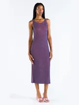 Vestido midi sin mangas de punto jersey con hilo Lurex multicolor que aporta un brillo sutil, escote bote redondeado y aberturas laterales.
