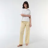 Pantalón de pijama de corte recto y holgado, confeccionado en tela de popelina color amarillo con estampado de rayas verticales blancas finas. Cuenta con cintura elástica para mayor comodidad.
