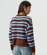 Cardigan de punto a rayas horizontales en tonos marrón y celeste, con cuello redondo, manga larga y cierre frontal de botones. Cuenta con detalle de encaje floral en el bajo.